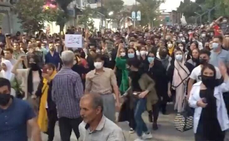 La represión de las autoridades iraníes de las protestas por la muerte de la joven detenida por llevar mal el velo deja cinco muertos