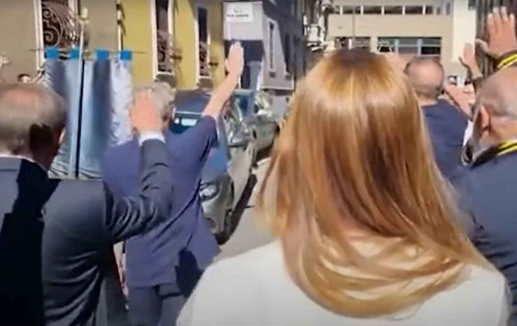Un estratega e íntimo del círculo de Giorgia Meloni, 'cazado' haciendo el saludo fascista por las calles de Milán
