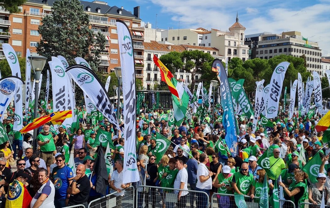 Los funcionarios se manifiestan en Madrid por una "subida salarial justa"