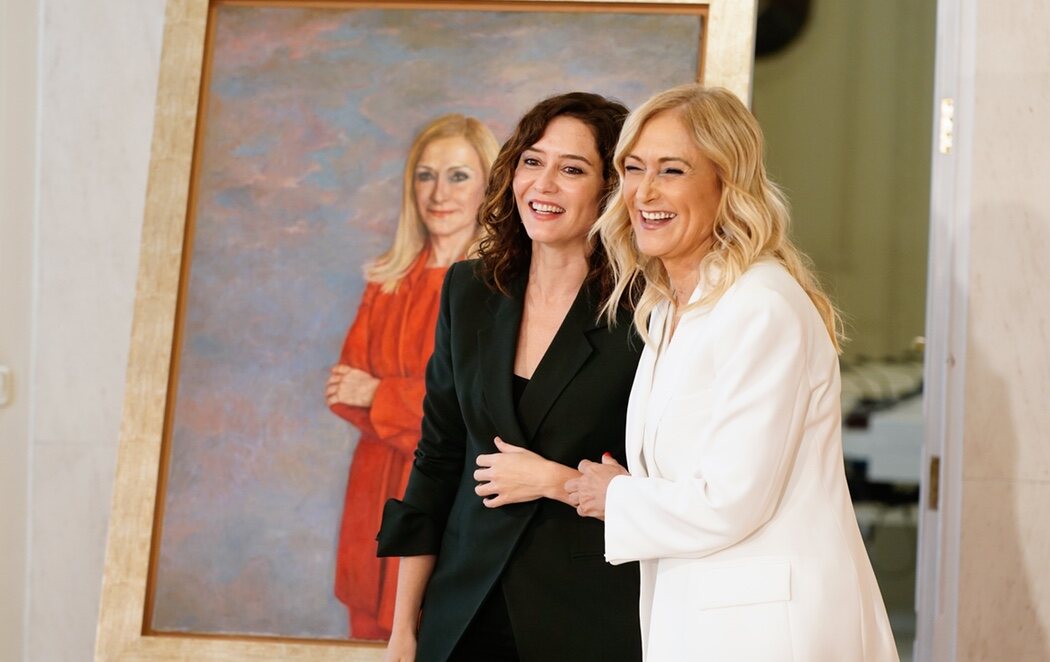 Ayuso presenta el retrato institucional de Cristina Cifuentes por 16.400 euros públicos