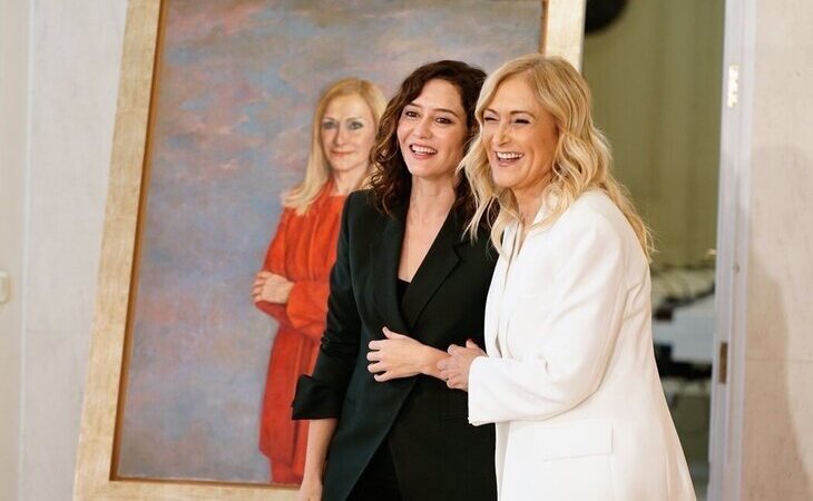 Ayuso presenta el retrato institucional de Cristina Cifuentes por 16.400 euros públicos