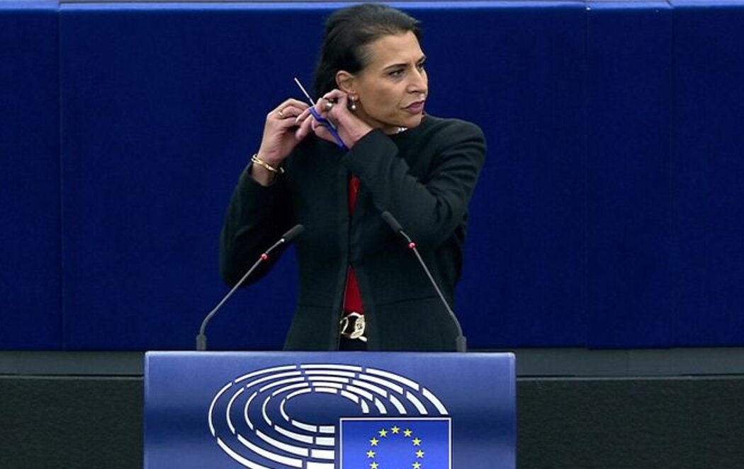 Una eurodiputada sueca se corta el pelo en el Parlamento en apoyo a las mujeres de Irán