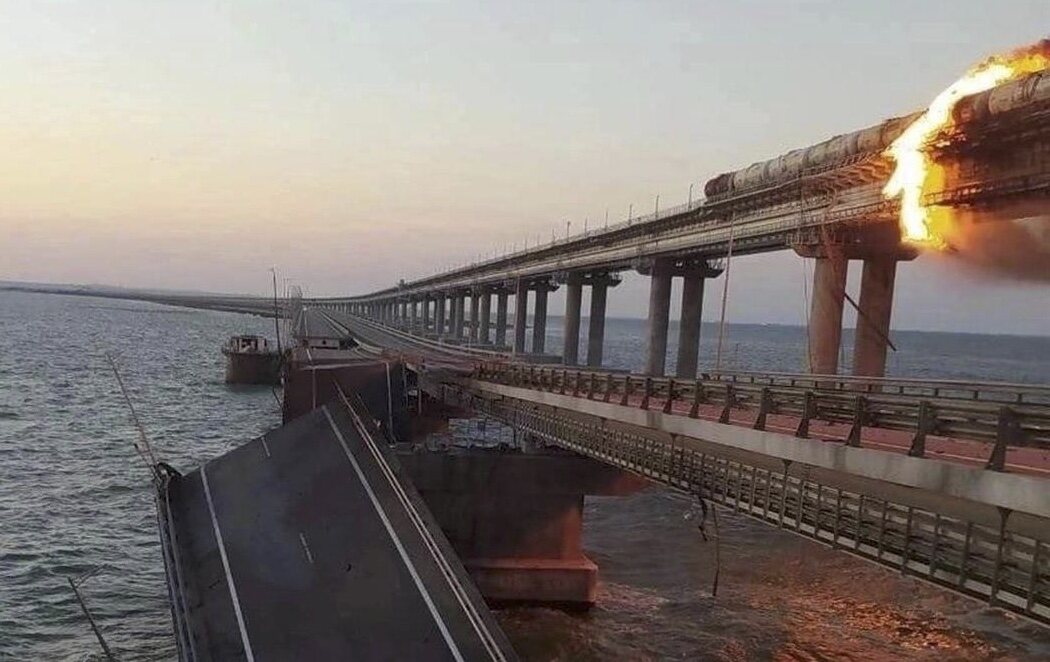 Una explosión derriba parte del puente que une Crimea con Rusia