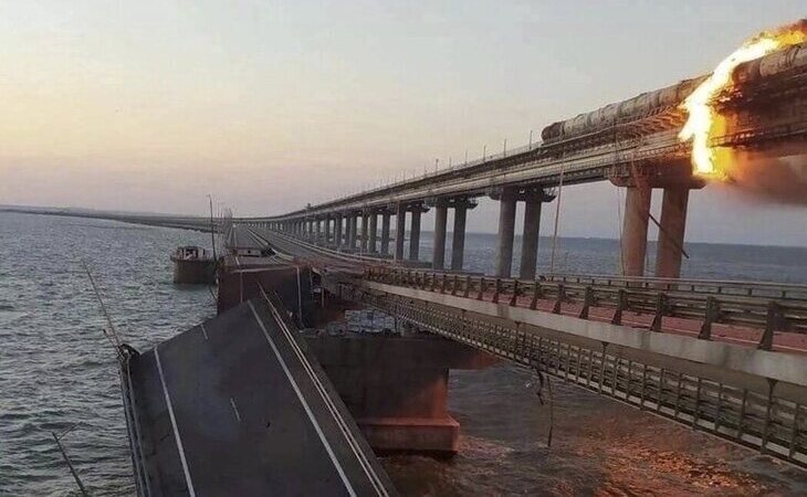 Una explosión derriba parte del puente que une Crimea con Rusia