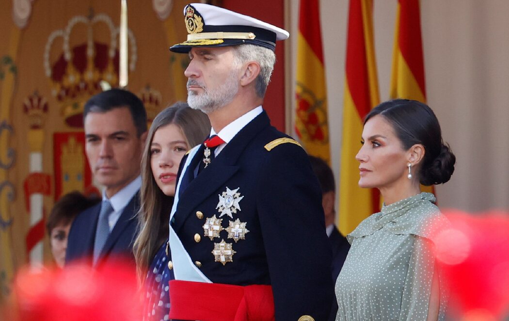 Desfile del 12 de octubre: abucheos a Pedro Sánchez y pequeño incidente con la bandera