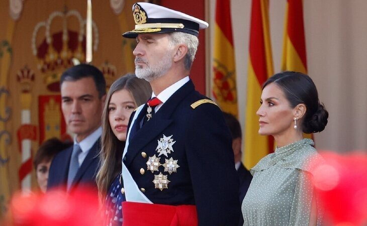 Desfile del 12 de octubre: abucheos a Pedro Sánchez y pequeño incidente con la bandera