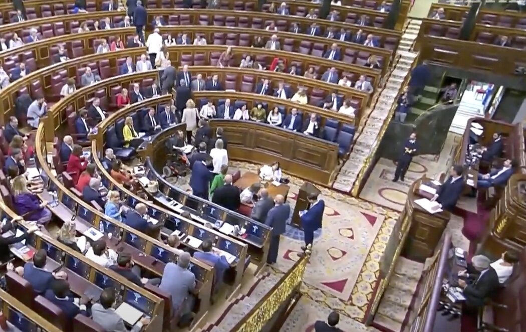 Los diputados de VOX entran tarde en el Congreso e interrumpen a Pedro Sánchez