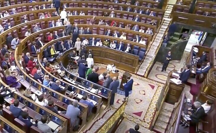 Los diputados de VOX entran tarde en el Congreso e interrumpen a Pedro Sánchez