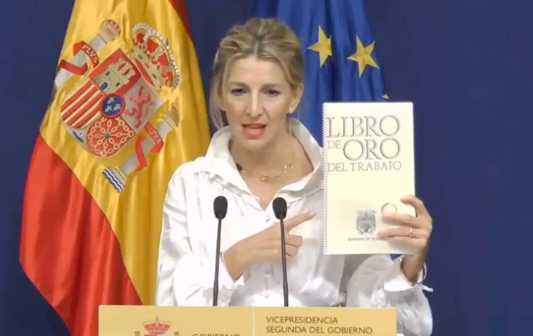 Yolanda Díaz, emocionada al retirar la medalla al mérito del Trabajo a Francisco Franco