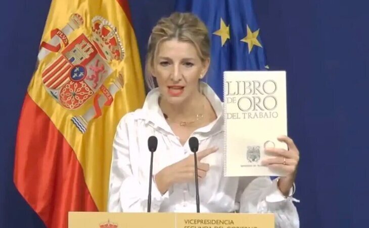 Yolanda Díaz, emocionada al retirar la medalla al mérito del Trabajo a Francisco Franco