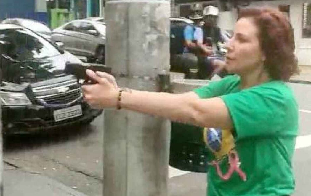 Una diputada de Bolsonaro amenaza a un periodista a punta de pistola