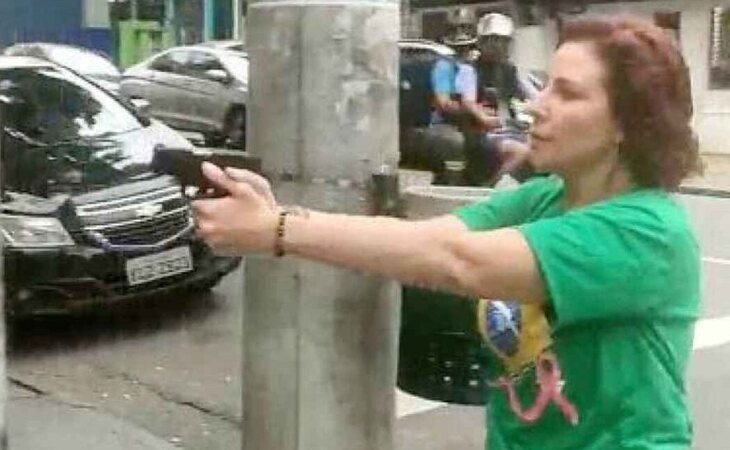 Una diputada de Bolsonaro amenaza a un periodista a punta de pistola