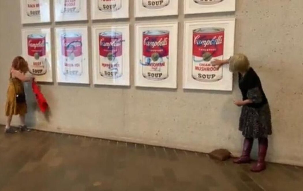 Dos activistas se adhieren con pegamento a las 'Latas de sopa Campbell' de Warhol en Australia