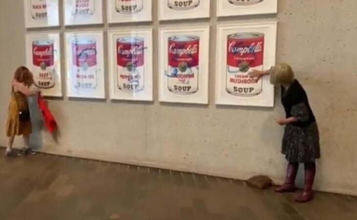 Dos activistas se adhieren con pegamento a las 'Latas de sopa Campbell' de Warhol en Australia