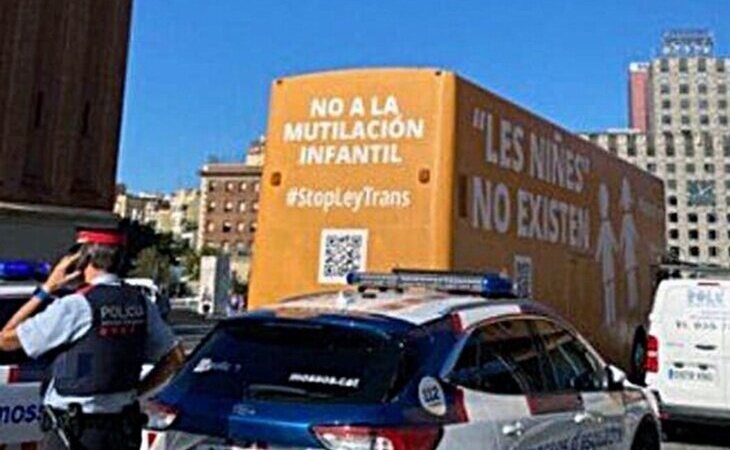 Los Mossos paran el autobús tránsfobo de HazteOír en Barcelona