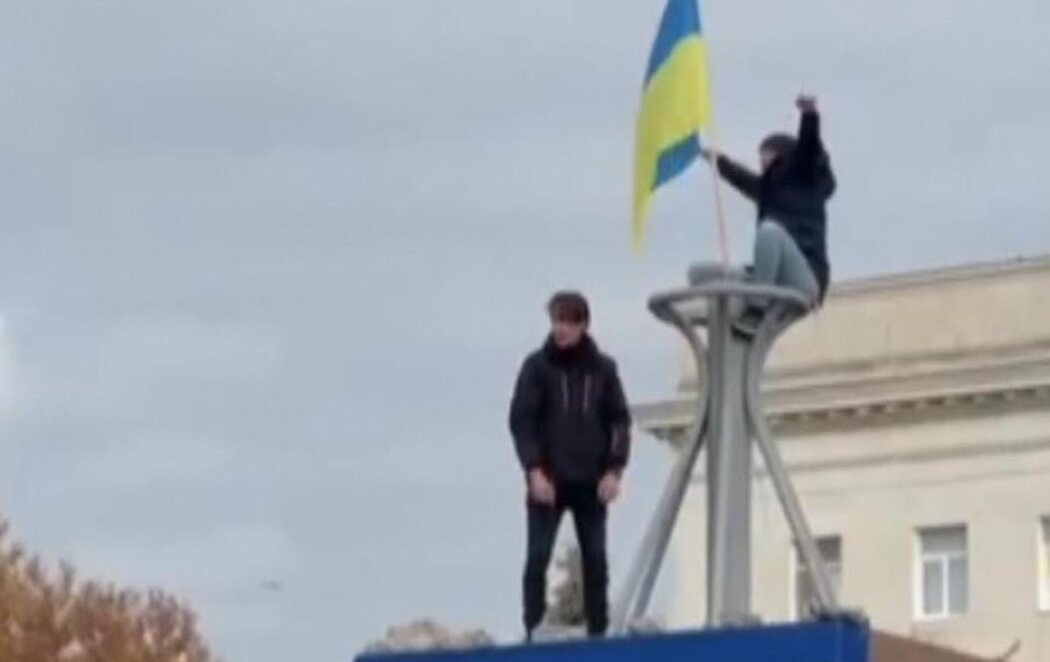 La bandera ucraniana vuelve a hondear en Jersón tras la retirada de las tropas rusas