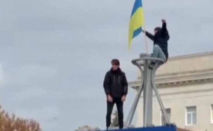 La bandera ucraniana vuelve a hondear en Jersón tras la retirada de las tropas rusas