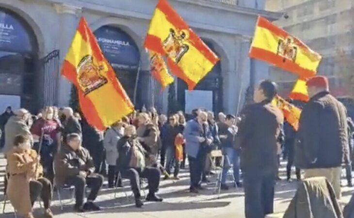 Un centenar de personas se manifiesta en la Plaza de Oriente por el 20-N