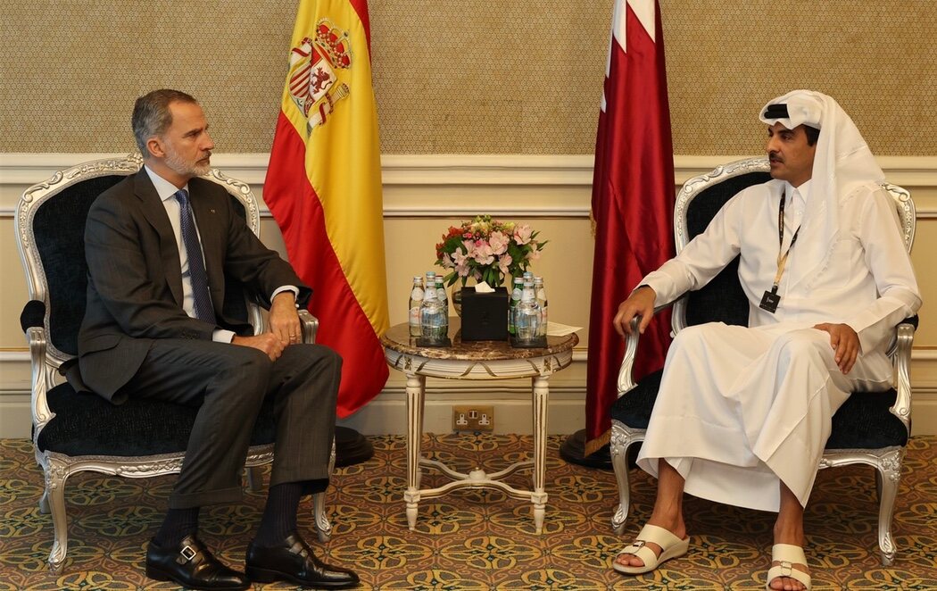 El rey Felipe VI se reúne en Qatar con el emir Al Thani