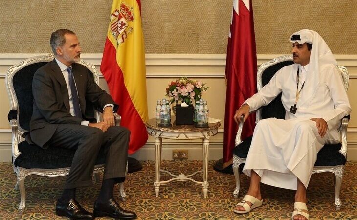 El rey Felipe VI se reúne en Qatar con el emir Al Thani