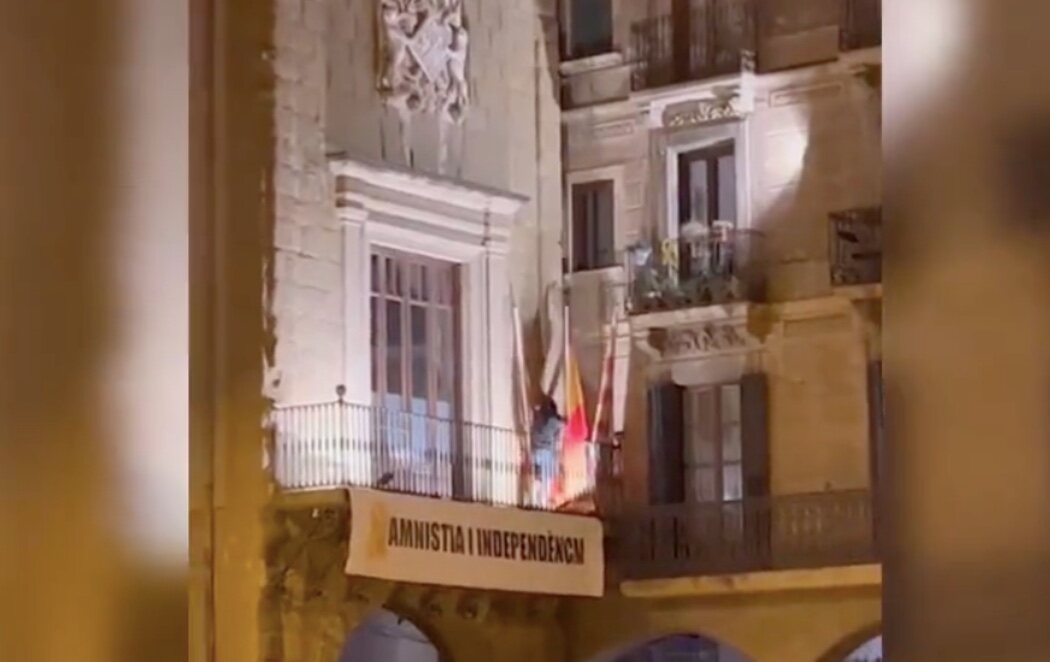 Un grupo de CDR retira y quema una bandera de España del Ayuntamiento de Vic