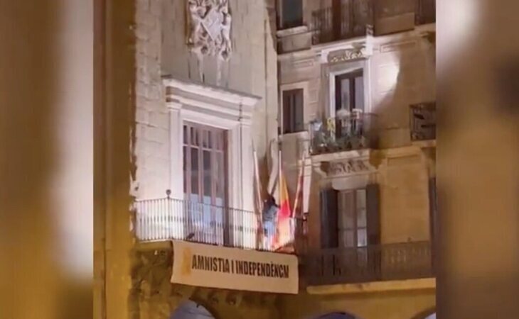 Un grupo de CDR retira y quema una bandera de España del Ayuntamiento de Vic