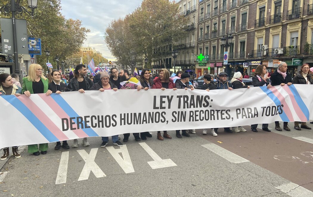 Miles de personas salen a las calles en toda España para exigirle al PSOE que no recorte los derechos de las personas trans