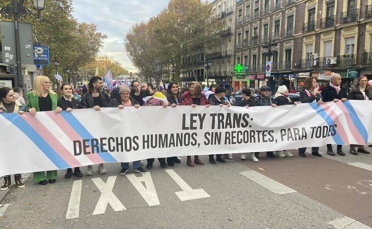 Miles de personas salen a las calles en toda España para exigirle al PSOE que no recorte los derechos de las personas trans