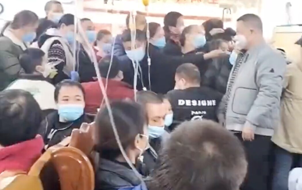 Colapso en los hospitales de Pekín ante el abandono de la política 'cero Covid'