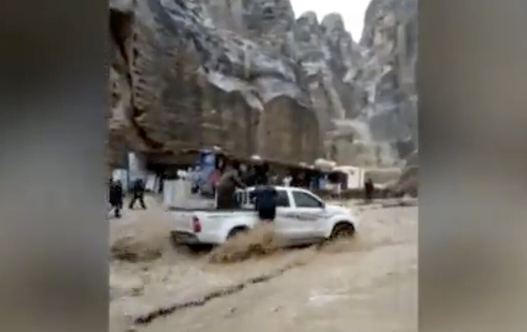 Masiva evacuación de turistas en Petra (Jordania) por graves inundaciones