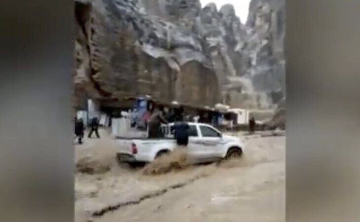 Masiva evacuación de turistas en Petra (Jordania) por graves inundaciones