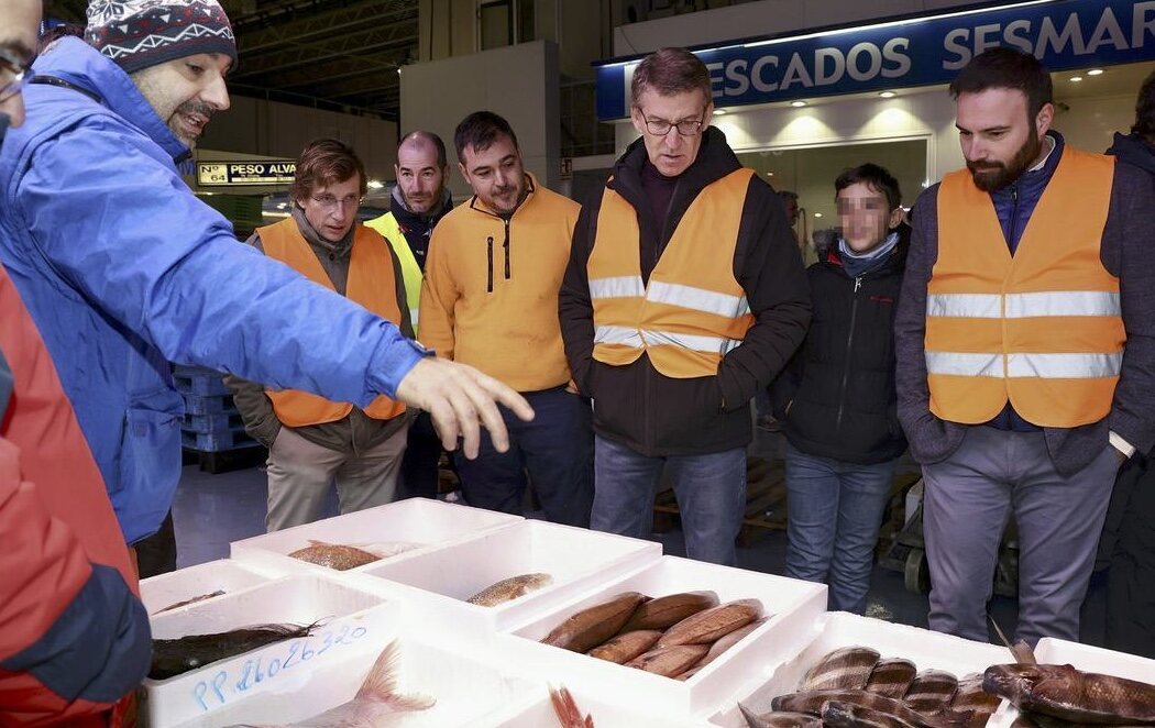 Feijóo, junto a Almeida en Mercamadrid, anuncia el apoyo del PP al plan anticrisis: "Es una decisión correcta"