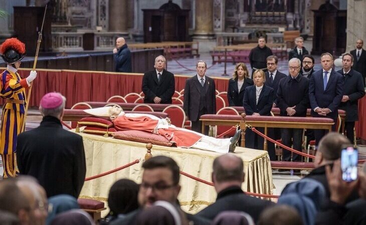 La capilla ardiente de Benedicto XVI se abre para la despedida de los fieles