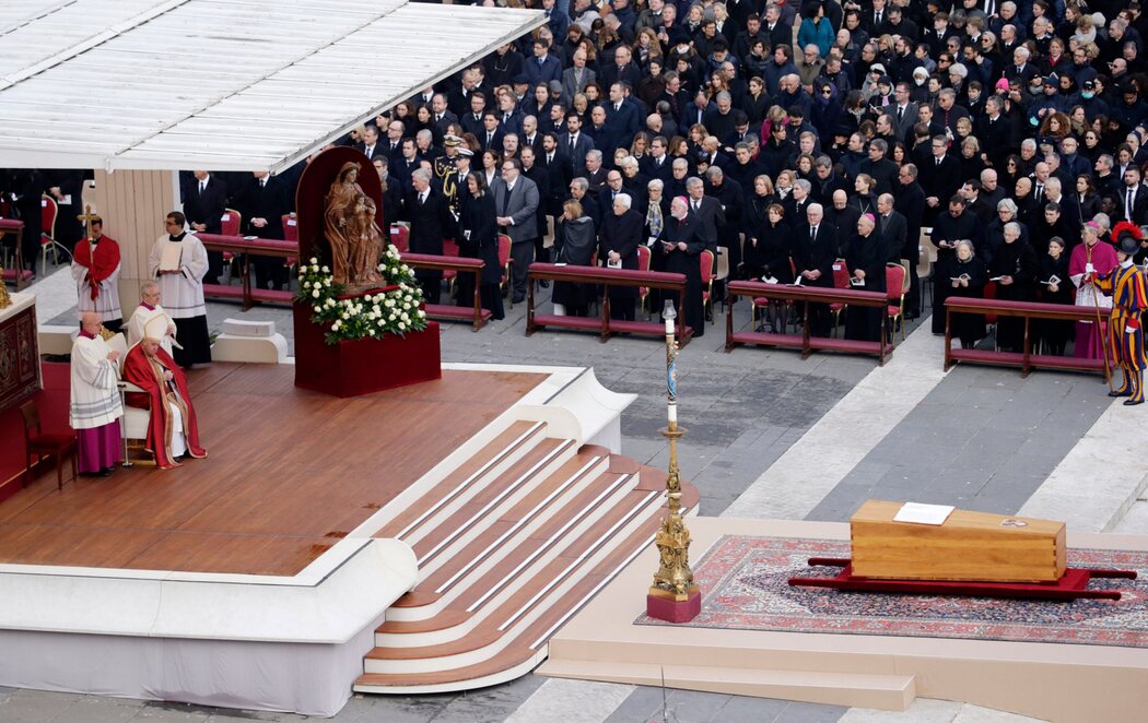 El papa Francisco oficia el funeral de Benedicto XVI destacando su "sabiduría y delicadeza"