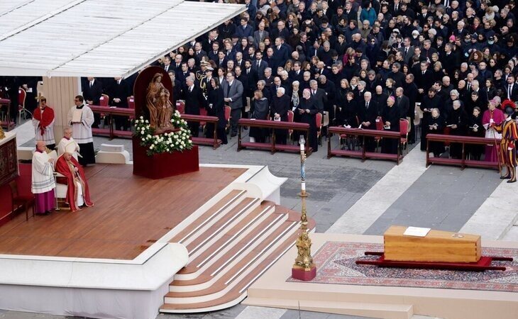 El papa Francisco oficia el funeral de Benedicto XVI destacando su "sabiduría y delicadeza"