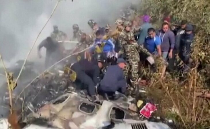 Un avión con 72 pasajeros se estrella en Nepal