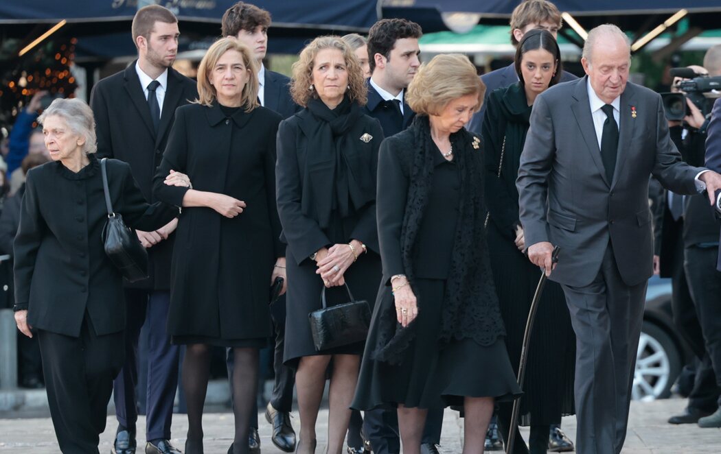 El reencuentro de Juan Carlos I con la reina Sofia y el resto de su familia en el funeral de Constantino de Grecia