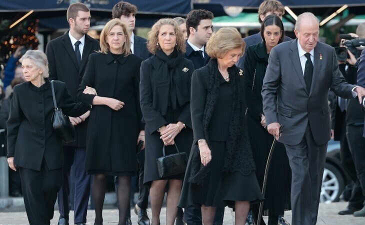 El reencuentro de Juan Carlos I con la reina Sofia y el resto de su familia en el funeral de Constantino de Grecia