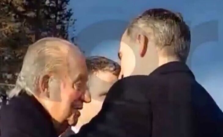 El cariñoso saludo de Felipe VI con su padre, el emérito rey Juan Carlos, en Grecia