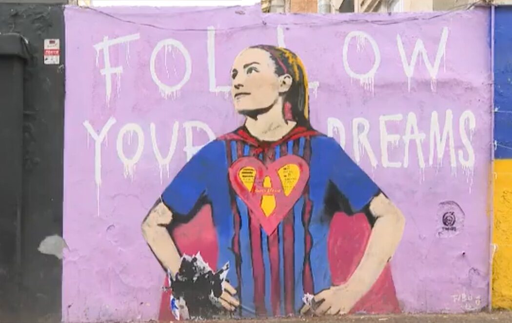 "Tortillera, feminazi...": Vandalizan con insultos el mural de Alexia Putellas en Barcelona