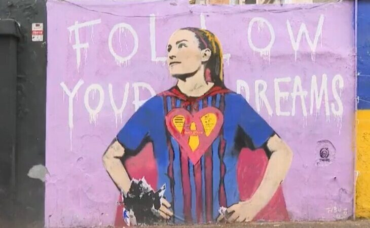 "Tortillera, feminazi...": Vandalizan con insultos el mural de Alexia Putellas en Barcelona