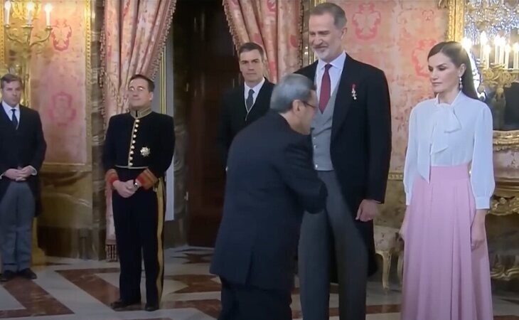 El embajador de Irán se niega a dar la mano a la reina Letizia
