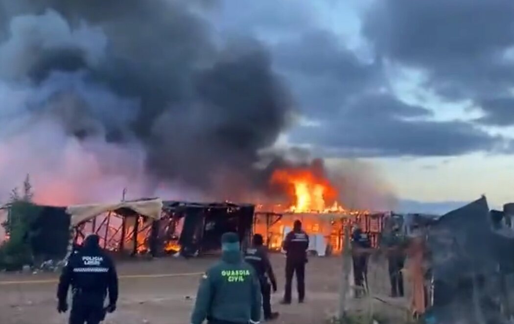 Comienza con un incendio el desalojo forzoso del asentamiento El Walili en Níjar: 450 personas sin alternativa habitacional