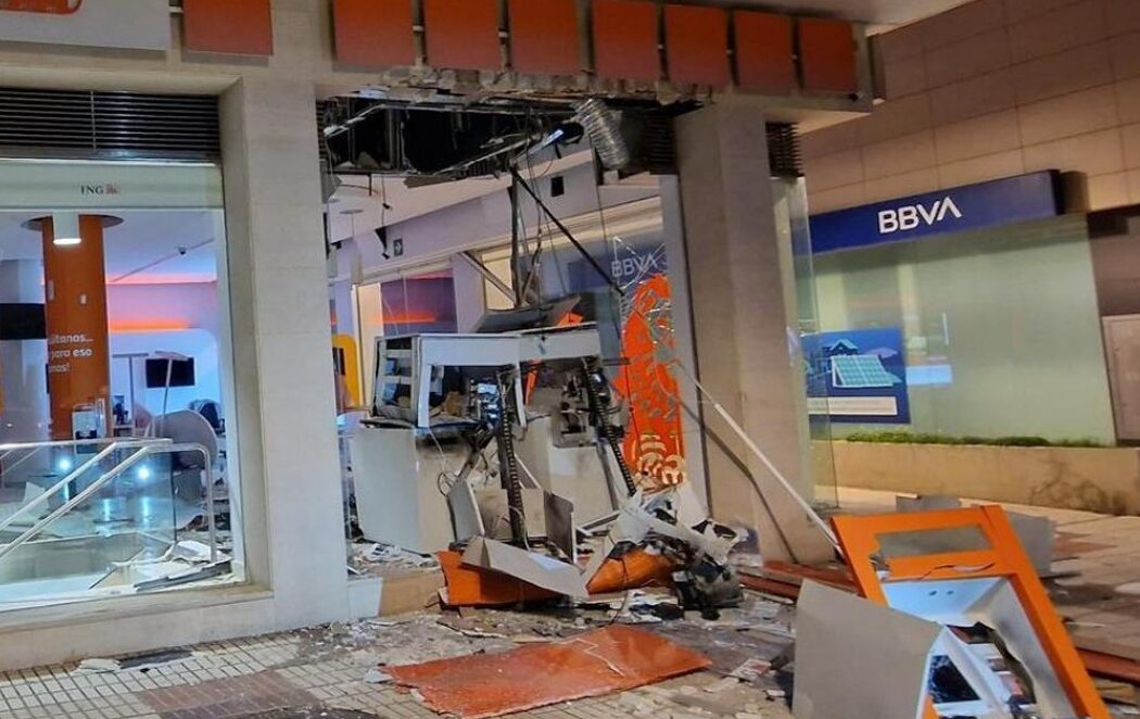 Revientan con explosivos varios cajeros de un banco en el centro de Málaga