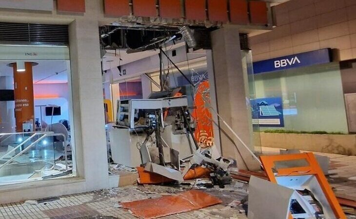 Revientan con explosivos varios cajeros de un banco en el centro de Málaga