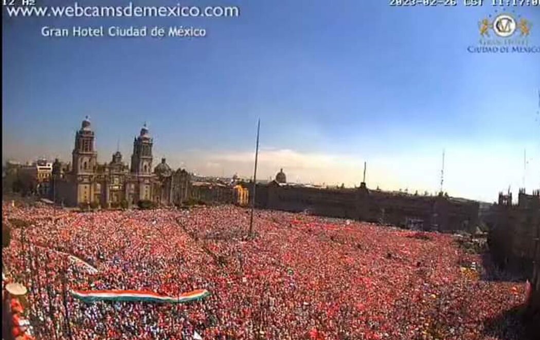 Multitudinaria concentración en la plaza Zócalo de México contra la reforma electoral de López Obrador