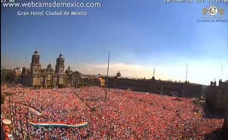 Multitudinaria concentración en la plaza Zócalo de México contra la reforma electoral de López Obrador