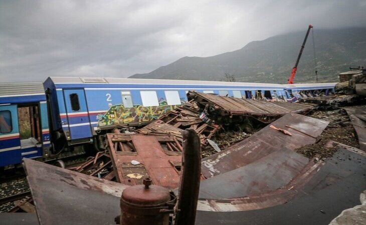 Al menos 36 muertos y decenas de heridos tras un choque de dos trenes en el centro de Grecia