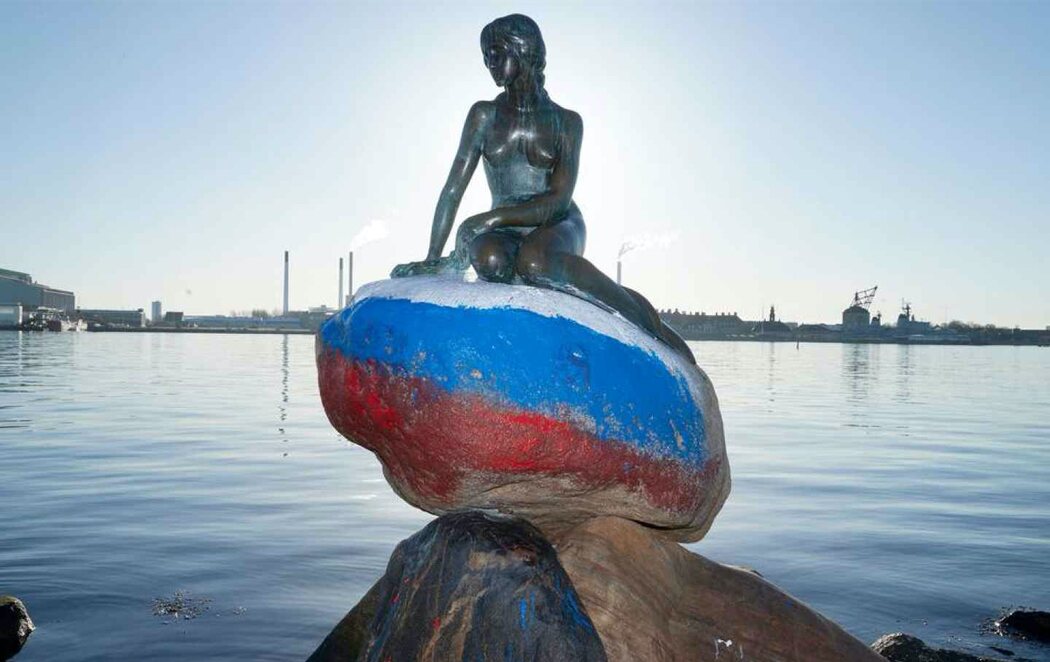 'La Sirenita' de Copenhague, vandalizada: le pintan los colores de la bandera de Rusia