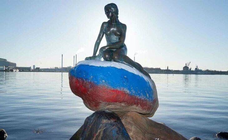 'La Sirenita' de Copenhague, vandalizada: le pintan los colores de la bandera de Rusia